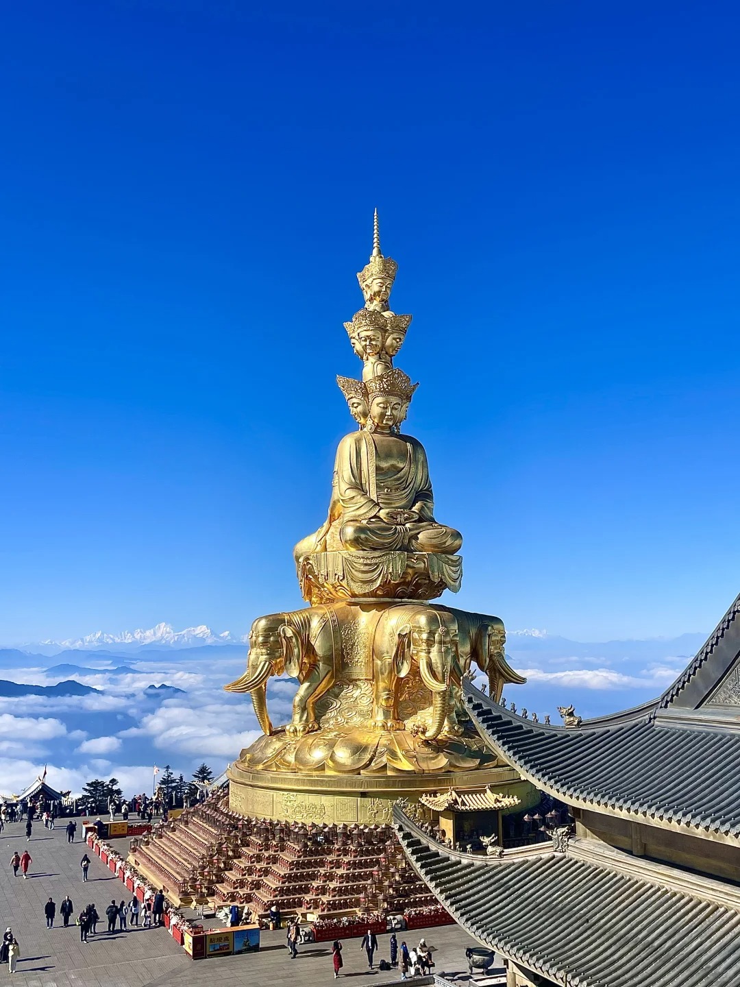 Buddha statue on the top of Mount Emei